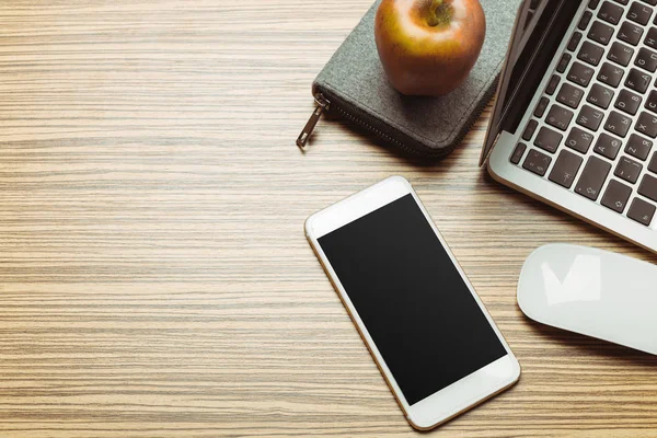 Ofis masaları ile smartphone üstünde o. Yukarıdan görüntülemek 