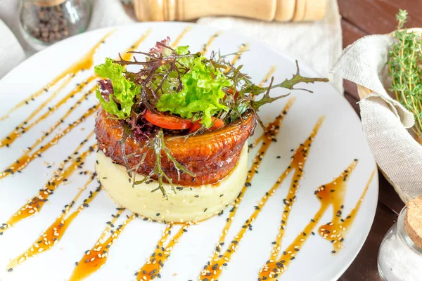 Kızarmış balık ve patates püresi.