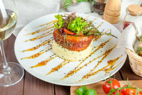 Kızarmış balık ve patates püresi.