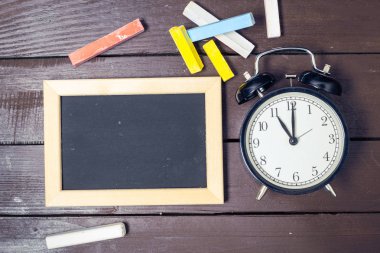 Eski ahşap arka plan üzerinde küçük yazı tahtası