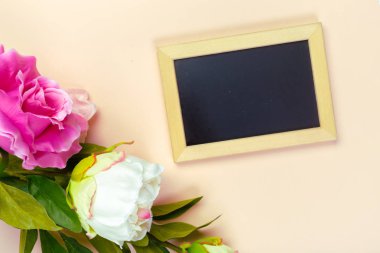 Küçük ahşap çerçeveli boş yazı tahtası tasarımınız için