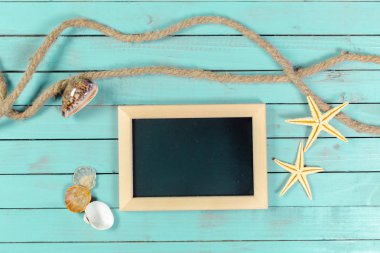 Küçük ahşap çerçeveli boş yazı tahtası tasarımınız için