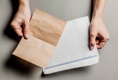 Yeni beyaz boş zarflar 