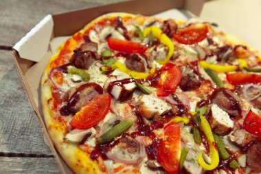 ahşap arka plan üzerinde taze lezzetli pizza