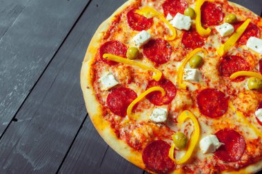 ahşap arka plan üzerinde taze lezzetli pizza