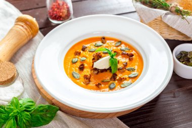 Beyaz tabakta balkabağı çorbası