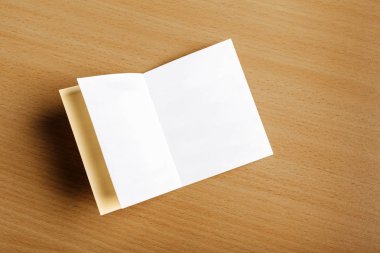 Ahşap zemin üzerinde açık defter.