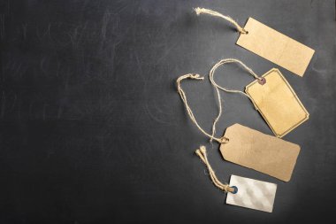 siyah arka plan üzerine siyah Etiketler yakından görmek