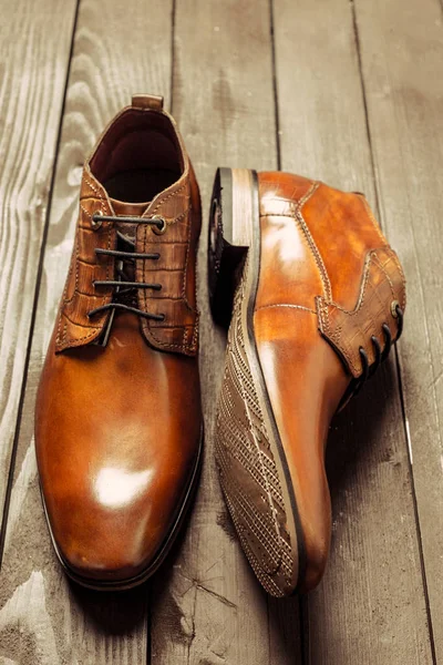 Close Vista Sapatos Masculinos Fundo Madeira — Fotografia de Stock