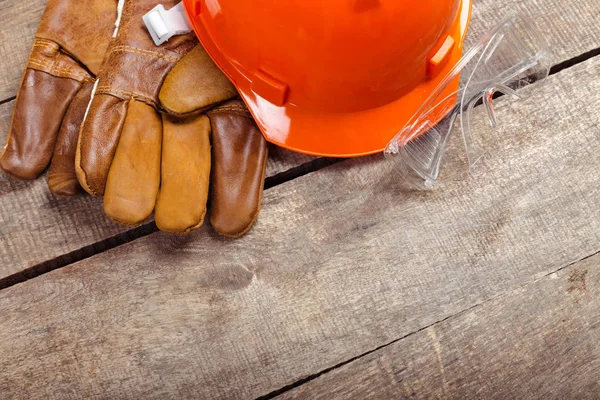 Hardhat Och Gamla Läderhandskar — Stockfoto