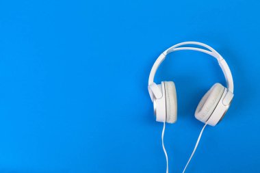 Mavi arkaplanda kulaklık