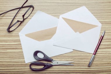Ahşap arka plan üzerinde boş zarf fotoğrafı