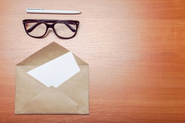 Ahşap arka plan üzerinde boş zarf fotoğrafı