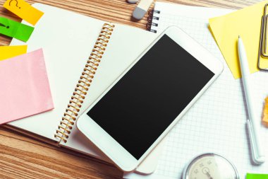 Ahşap masa üstünde Smartphone