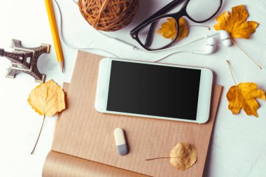 Üstten görünüm smartphone sahte şablon ile siyah ekran