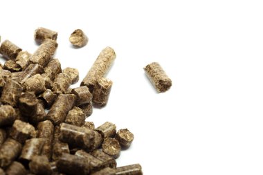 Beyaz arka plan üzerinde izole biyo enerji için ahşap parçaları yığını