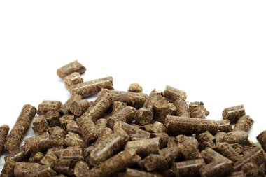 Beyaz arka plan üzerinde izole biyo enerji için ahşap parçaları yığını