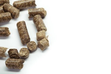 Beyaz arka plan üzerinde izole biyo enerji için ahşap parçaları yığını