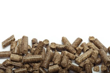 Beyaz arka plan üzerinde izole biyo enerji için ahşap parçaları yığını