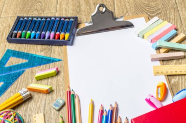 üstten görünüm çeşitli renkli çizim araçları