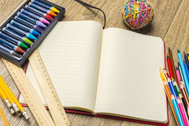 üstten görünüm çeşitli renkli çizim araçları