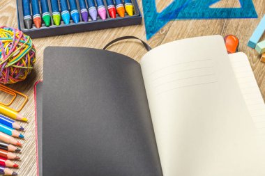 üstten görünüm çeşitli renkli çizim araçları