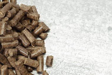 Kaynak kavramı. Masaya yakın çekim görünümü briketler