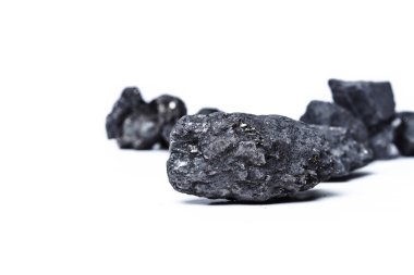 Beyaz arkaplanda doğal odun kömürü izole edilmiş 