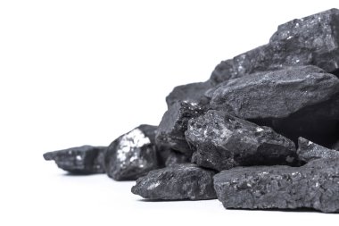 Beyaz arkaplanda doğal odun kömürü izole edilmiş 