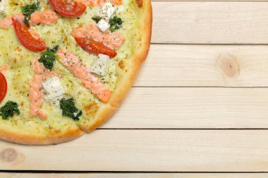 lezzetli İtalyan pizza tahta masada görev yaptı.