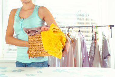 Büyük bir yığın Çamaşırhane Ütü masası getiren ev kadını