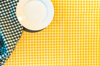 plaka üzerinde sarı damalı masa örtüsü