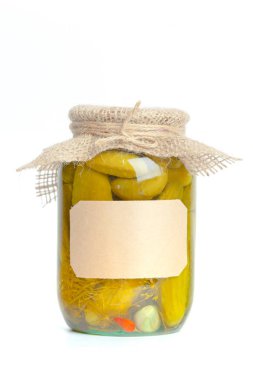 Beyaz arka plan üzerinde izole cam kavanozlarda konserve sebzeler