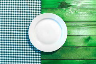 plaka üzerinde kareli masa örtüsü