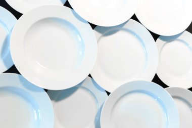 Tahta masaya boş beyaz tabaklar