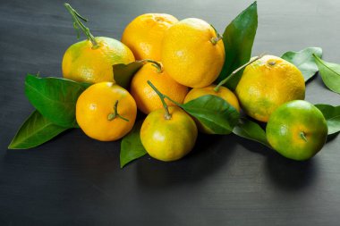 Siyah arka planda Mandarinler