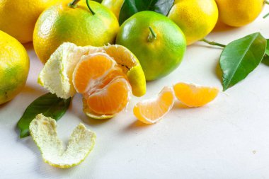 yaprakları ile olgun mandarin