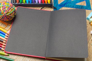 üstten görünüm çeşitli renkli çizim araçları