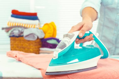 Kadın giysileri Ütü masası üzerinde Ütü görünümünü yakın çekim