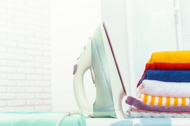 Hafif ev içi arka planda ütü tahtası