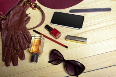 kadın çantayı şeyler yakından görmek 