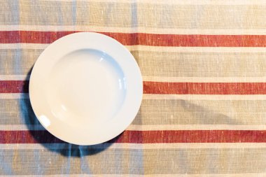 Beyaz tabak üstten görünüm üzerinde bir masa örtüsü