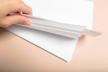 Boş kağıt üzerine pastel pembe resepsiyon