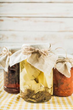 korunmuş sebze ahşap arka plan üzerinde görmek