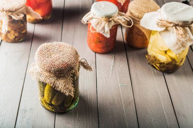korunmuş sebze ahşap arka plan üzerinde görmek