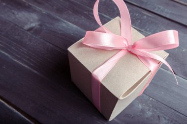 Kurdeleli hediye kutusu