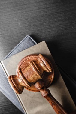 Hakimin tokmak siyah arka plan üzerinde yakından görmek