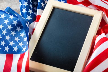Amerikan bayrağı arka plan ile boş tebeşir tahtası 
