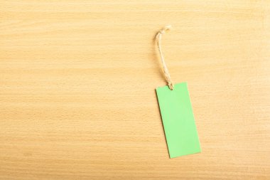 ahşap zemin üzerinde boş etiket