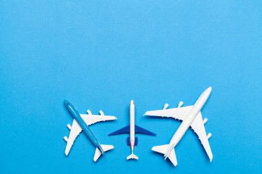 mavi arka plan üzerinde yolcu uçağı modeli